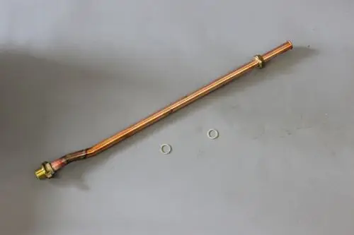 Brötje Kaltwasserrohr aus Kupfer mit einer gewellten Form und zwei Unterlegscheiben. Das Rohr hat einen Anschluss an einem Ende.