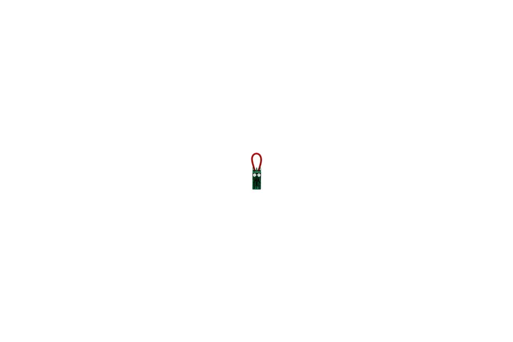 Brötje Stecker mit rotem Griff, zwei Anschlussstellen, auf grünem Träger, vor hellem Hintergrund.