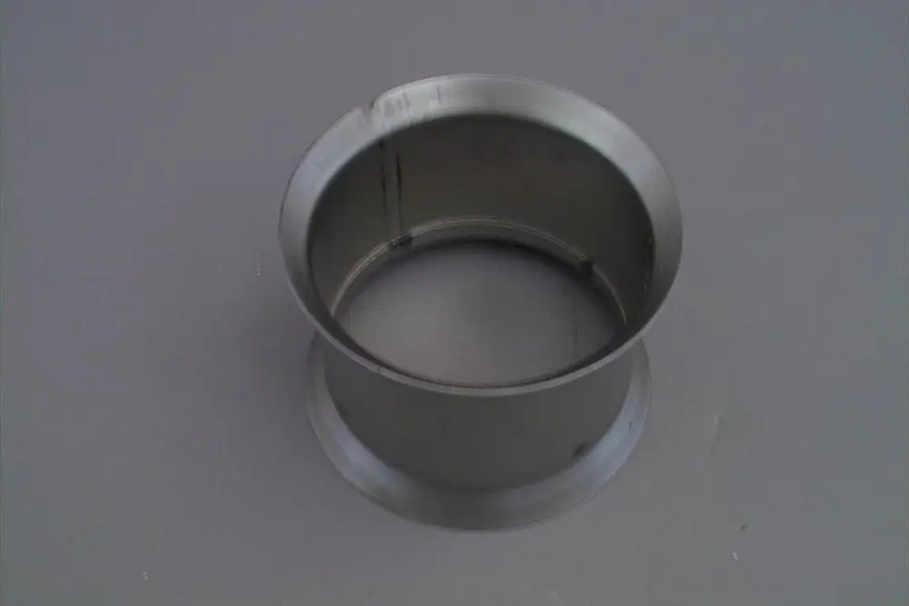 Brötje Wärmetauscher-Schiene aus Metall, zylindrisch geformt mit einem offenen gewünschten Anschluss und einer flachen Basis.