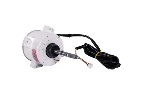 Brötje Motor in weißer Ausführung mit Anschlusskabel, montierbar, ausgestattet mit einem Metallstift und elektrischen Anschlüssen für die Integration in ein Heizsystem.