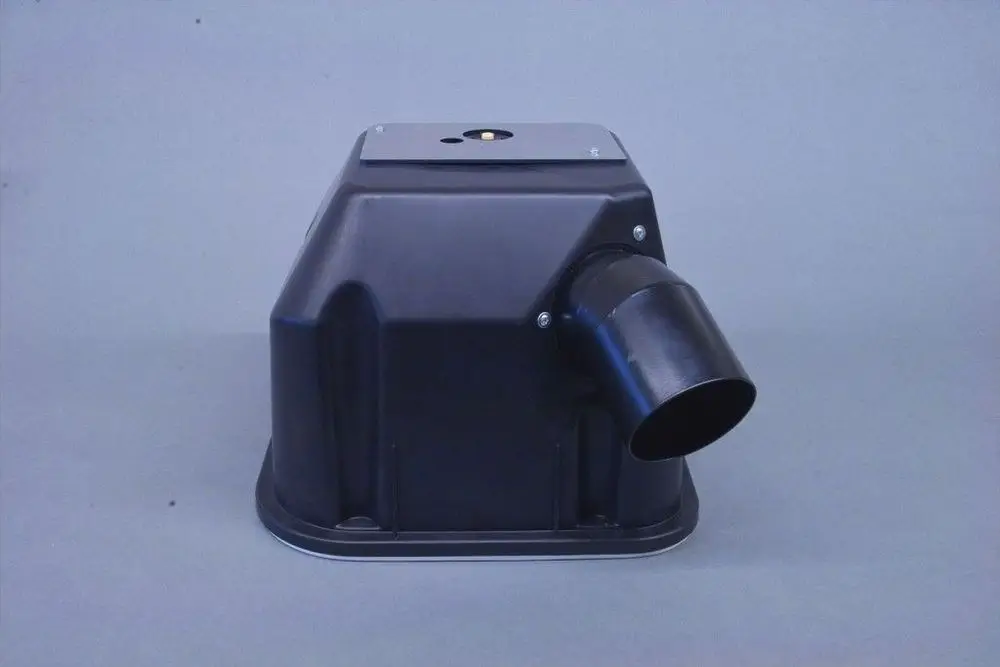 Schwarze Brennerhaube mit einem seitlichen Auslassanschluss. Die Haube ist für Heizsysteme von Brötje ausgelegt. Klarer, rechteckiger Aufbau mit Schraubbefestigung.