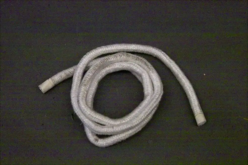 Kringel aus einem flexiblen, grauen Material mit abgeschotteten Enden, mögliches Dichtungs- oder Verbindungsstück, verwendet in Brötje Heizsystemen.