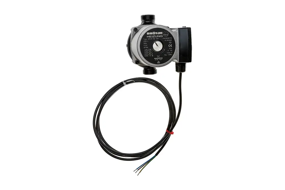 Brötje Heizungspumpe mit zwei Anschlussgewinden und einem Kabel mit mehreren Adern zur elektrischen Verbindung. Gehäuse in schwarzem Kunststoff mit Aufschrift.