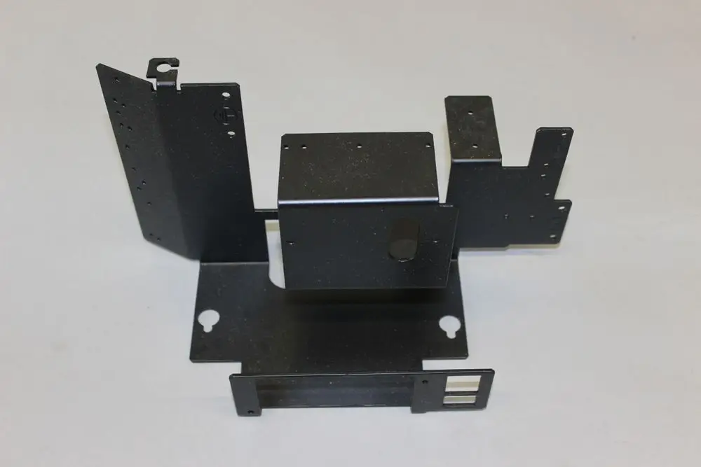 Schwarzes, metallisches Bauteil mit mehreren modularen Elementen. Es hat verschiedene Löcher und Aussparungen für die Montage. Brötje scheint eine klassische Bauweise zu repräsentieren.