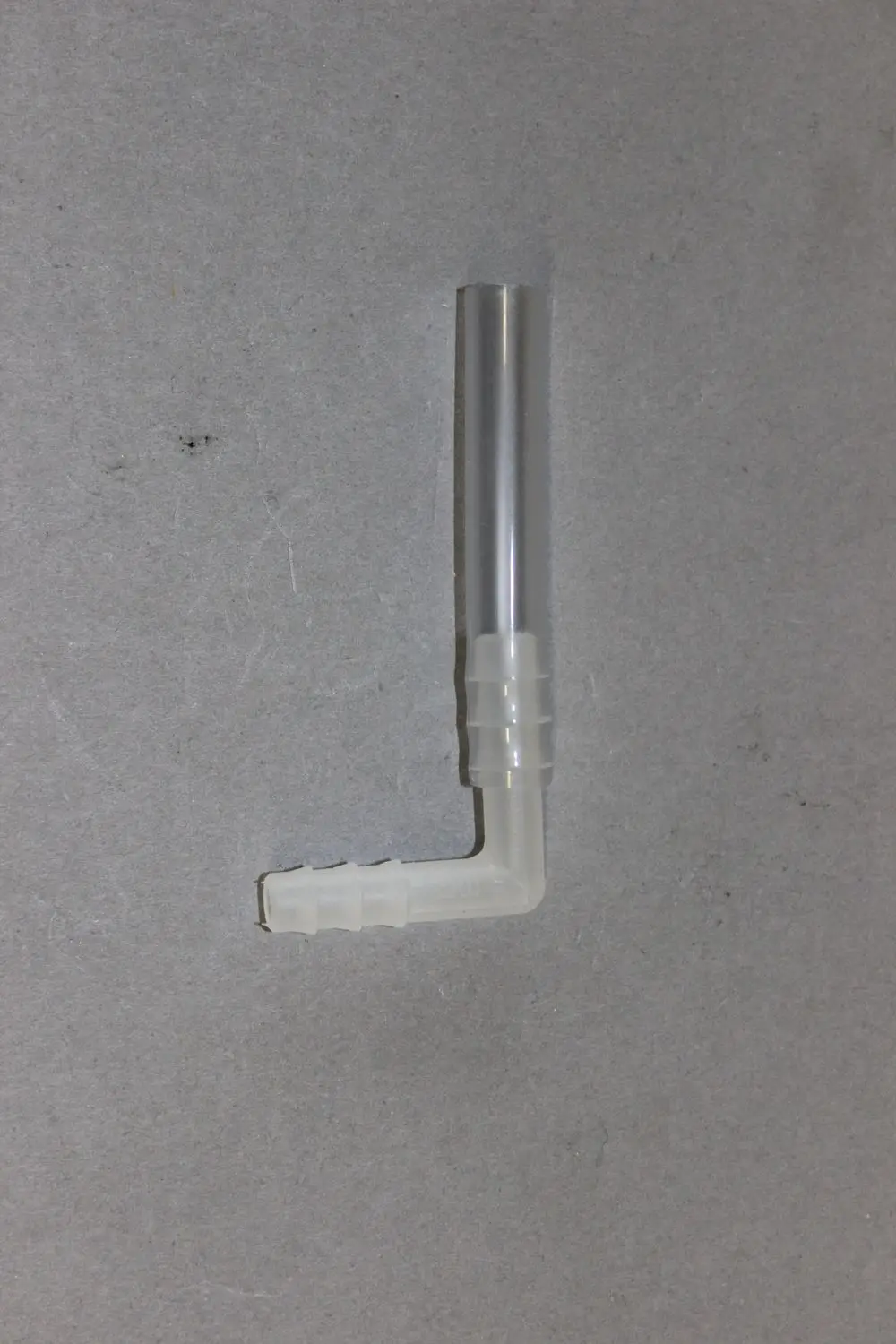 Winkelstück aus transparentem Kunststoff mit einem geraden und einem gebogenem Schlauchabschnitt, verwendet in der Luftzuleitung, möglicherweise von Brötje.