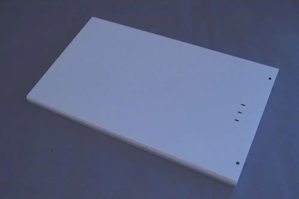 Weiße Verkleidung für eine Heizungsinstallation von Brötje, rechteckig mit mehreren Löchern und einer glatten Oberfläche.