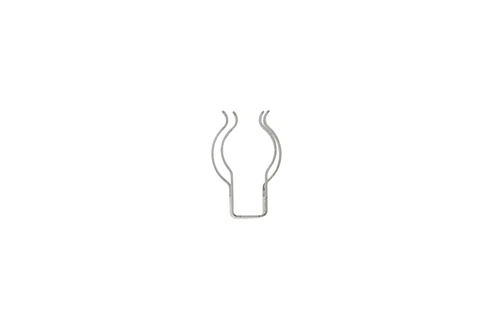 Fixierclip von Brötje mit zwei gebogenen Enden, der zur Befestigung von Komponenten verwendet wird. Metallscharnier, schlichtes Design ohne weitere Merkmale.