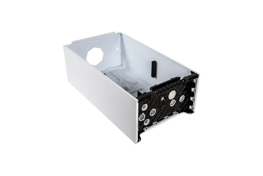 Brötje Rückwand in hellem Design, mit sechs runden Öffnungen auf der Vorderseite und einer großen Öffnung auf der Oberseite, bietet Platz für technische Komponenten.