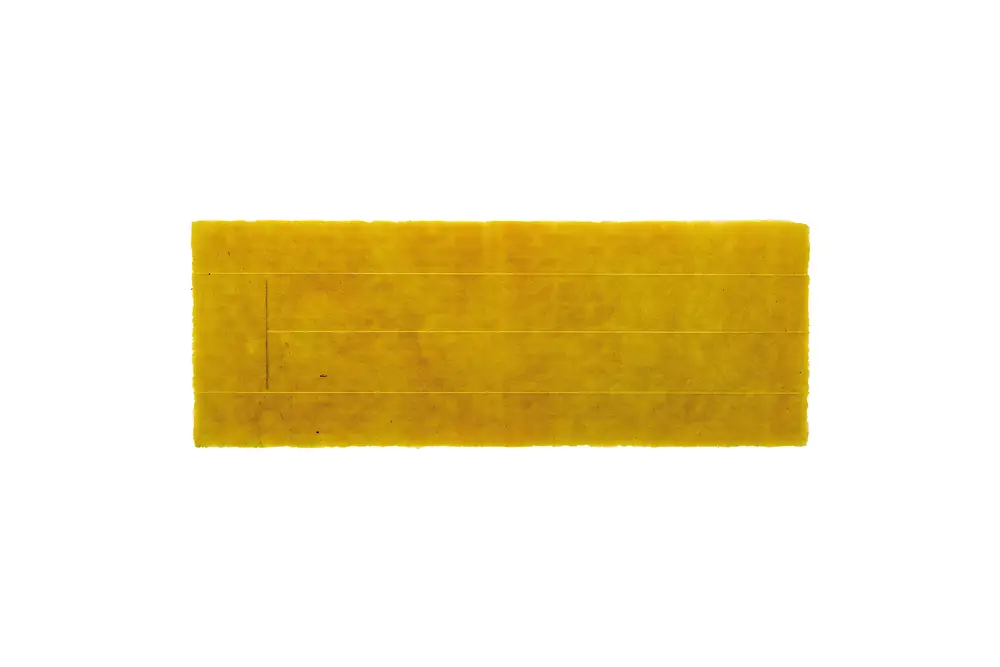 Brötje Isoliermaterial in gelber Farbe, rechteckige Form mit mehreren parallelen Linien. Der Hintergrund ist weiß.