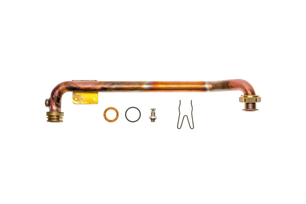 Brötje Vorlaufrohr in gebogener Form, inklusive O-Ringe, einer Dichtung und Clips. Teile geordnet neben dem Rohr auf hellem Hintergrund dargestellt.