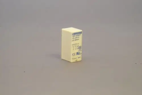 Brötje Minirelais, kompakte Bauform in hellem Gehäuse, zeigt technische Angaben auf der Vorderseite, darunter Spannung und Zertifizierungen.