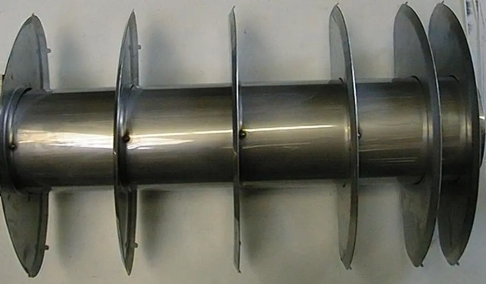 Brötje Wirbulator mit metallischem Gehäuse und mehreren gleichmäßig angeordneten Lamellen, die einen zylindrischen Kern umgeben.