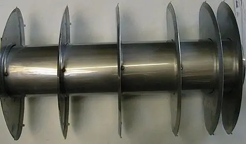 Brötje Wirbulator mit metallischem Gehäuse und mehreren gleichmäßig angeordneten Lamellen, die einen zylindrischen Kern umgeben.