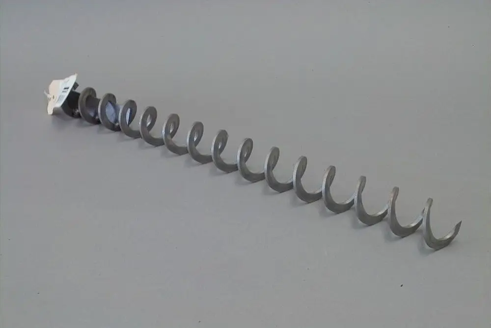 Brötje Wirbulator mit spiralformigem Design, aus Metall, für die Installation in Heizungsanlagen. Lange, gewundene Struktur zur Luftzirkulation in Rohren.
