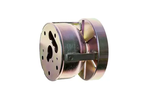 Brötje Stauscheibe in runder Form, mit einer Metalloberfläche. Die Konstruktion zeigt mehrere Aussparungen und eine Halterung für die Montage.