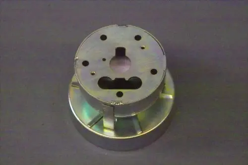 Metallische Stauscheibe von Brötje mit mehreren Bohrungen und Ausschnitten. Die Oberfläche zeigt eine glänzende, reflektierende Beschichtung.