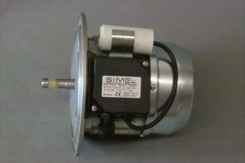 Brötje Gebläsemotor mit Metallgehäuse, einem Anschlussstück und Kabel zur Stromversorgung, zur Verwendung in Heiz- oder Belüftungssystemen geeignet.
