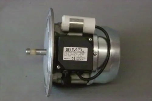 Brötje Gebläsemotor mit Metallgehäuse, einem Anschlussstück und Kabel zur Stromversorgung, zur Verwendung in Heiz- oder Belüftungssystemen geeignet.