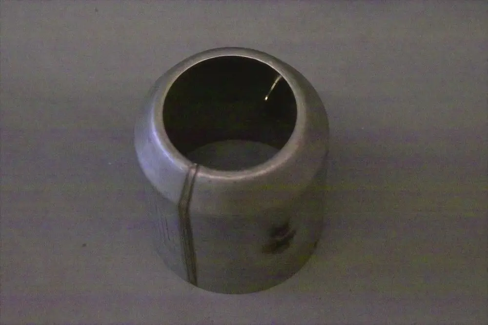 Metallisches Flammrohr von Brötje in zylindrischer Form mit offenem Ende und sichtbarer Schweißnaht. Oberflächenstruktur zeigt vereinzelte Linien.