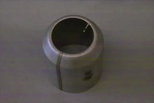 Metallisches Flammrohr von Brötje in zylindrischer Form mit offenem Ende und sichtbarer Schweißnaht. Oberflächenstruktur zeigt vereinzelte Linien.