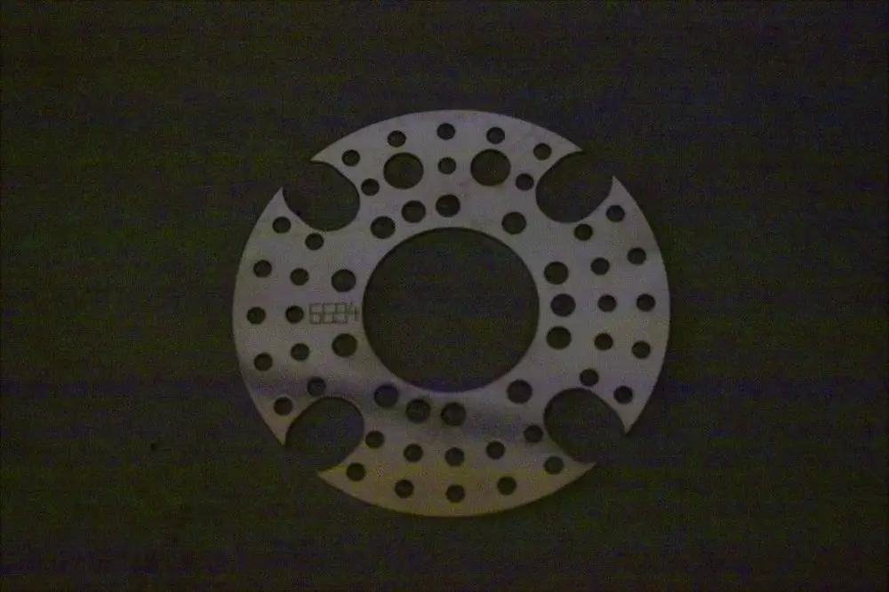 Runde, metallische Stauscheibe von Brötje mit mehreren Löchern und Ausschnitten in einer flachen Form.