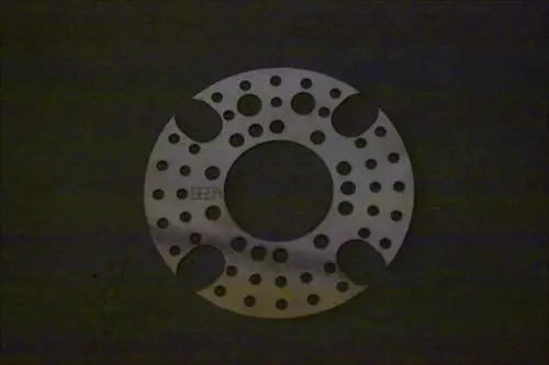 Runde, metallische Stauscheibe von Brötje mit mehreren Löchern und Ausschnitten in einer flachen Form.