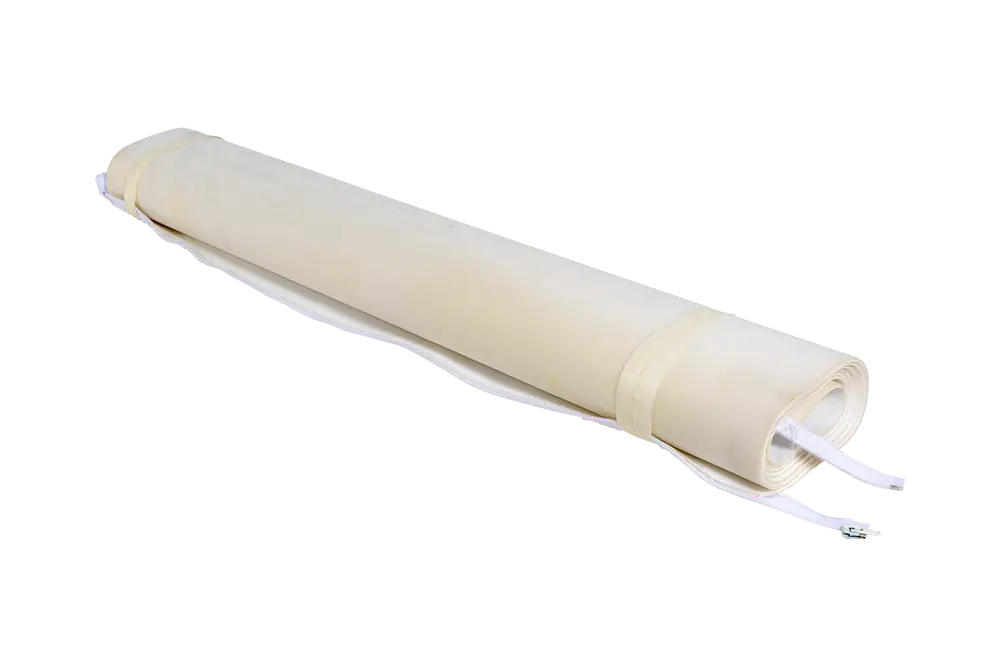 Rolle eines Brötje-Folienmantels in hellem Material, komprimiert und mit Kabeln an einem Ende, auf neutralem Hintergrund.