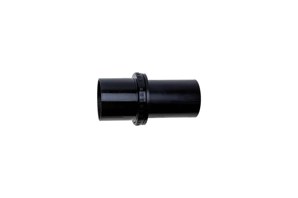 Schwarzes Rohrstück mit einer Kupplung. Das Produkt von Brötje eignet sich für Verbindungselemente in Rohrsystemen. Ideal für den Einsatz in Heizungsinstallationen.