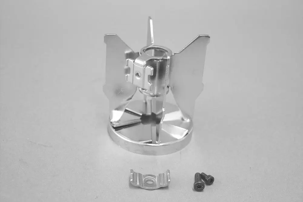 Metallene Halterung von Brötje mit ausklappbaren Seiten und einer zentralen Vorrichtung. Dazu zwei Schrauben und ein kleines Metallteil.