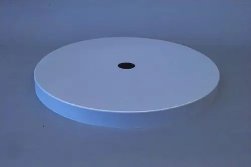 Runder, silberner Deckel von Brötje mit zentralem Loch, flache Form ohne sichtbare Beschriftungen oder Muster, auf neutralem Hintergrund.