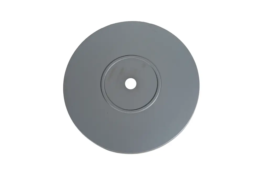 Runder silberner Deckel von Brötje mit zentralem Loch. Der Deckel hat eine glatte Oberfläche und wird für technische Anwendungen verwendet.