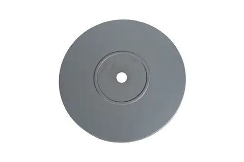 Runder silberner Deckel von Brötje mit zentralem Loch. Der Deckel hat eine glatte Oberfläche und wird für technische Anwendungen verwendet.