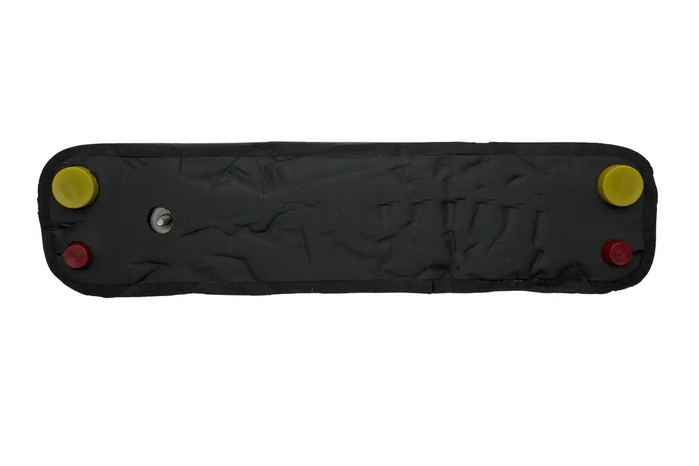 Wärmetauscher von Brötje in schwarzem Material mit zwei farbigen Knöpfen (gelb und rot) auf einer Seite. Flache, längliche Form ohne weitere erkennbare Details.