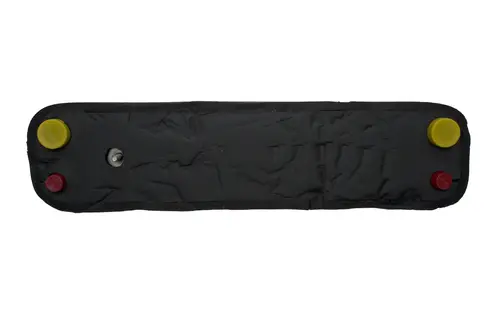 Wärmetauscher von Brötje in schwarzem Material mit zwei farbigen Knöpfen (gelb und rot) auf einer Seite. Flache, längliche Form ohne weitere erkennbare Details.