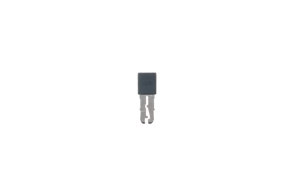 Brötje Brückenstecker in kompaktem Design, mit zwei konturierten Anschlussklemmen auf der Unterseite.