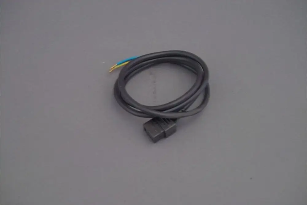 Brötje Steckverbinder mit angeschlossenen Drähten, schwarzes Kabel, eine Seite mit Stecker, andere Seite mit freiliegenden Drähten in Blau und Gelb.