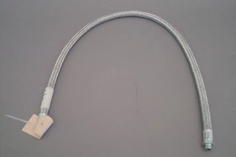 Flexibler Edelstahl-Schlauch von Brötje mit einem Ende in einem Plastikanschluss und einem weiteren Ende mit einer Schraubverbindung.