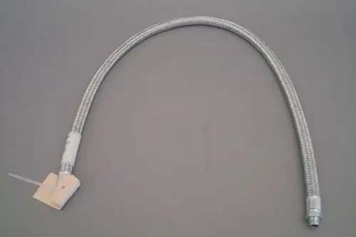 Flexibler Edelstahl-Schlauch von Brötje mit einem Ende in einem Plastikanschluss und einem weiteren Ende mit einer Schraubverbindung.