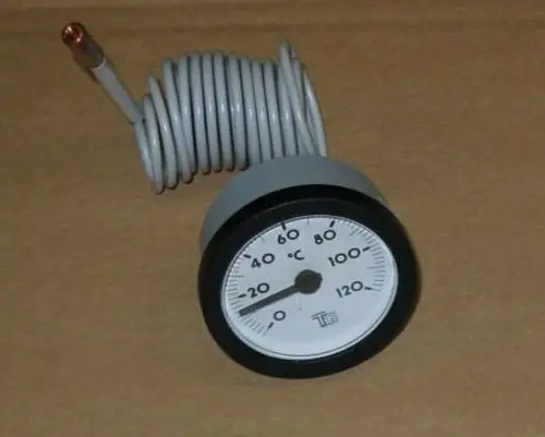Brötje Thermometer mit skaliertem Ziffernblatt, das Temperaturen von -20 °C bis 120 °C anzeigt, angeschlossen an ein flexibles, gewundenes Kabel.