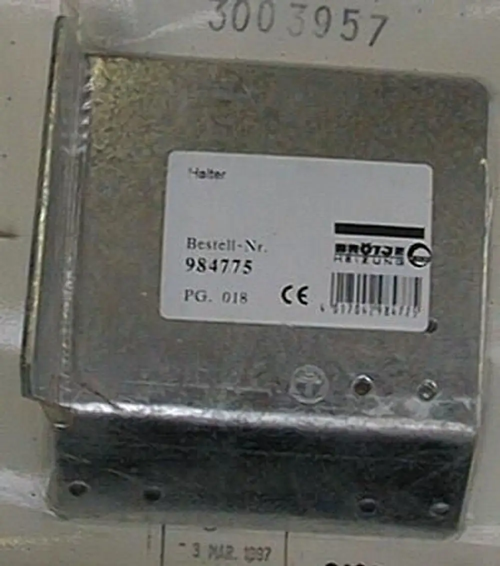 Metallhalter, möglicherweise von der Marke Brötje, mit Aufkleber und Bestellnummer, auf hellem Hintergrund.