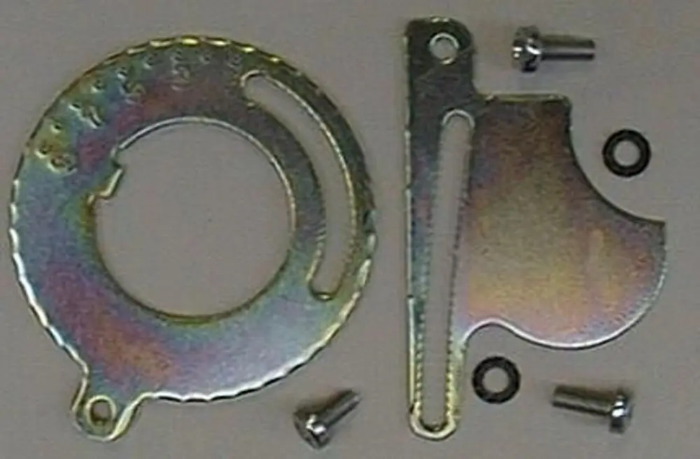 Zwei Metallteile in silberner Farbe, die zu einem Brötje Produkt gehören, zusammen mit Schrauben und Dichtungen, auf neutralem Hintergrund angeordnet.