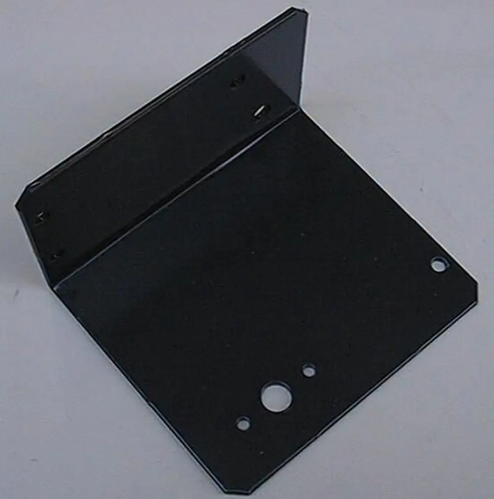 Schwarze Metallhalterung mit einer L-förmigen Struktur und mehreren Bohrungen zum Befestigen. Produkt von Brötje, geeignet für sichere Montagen.