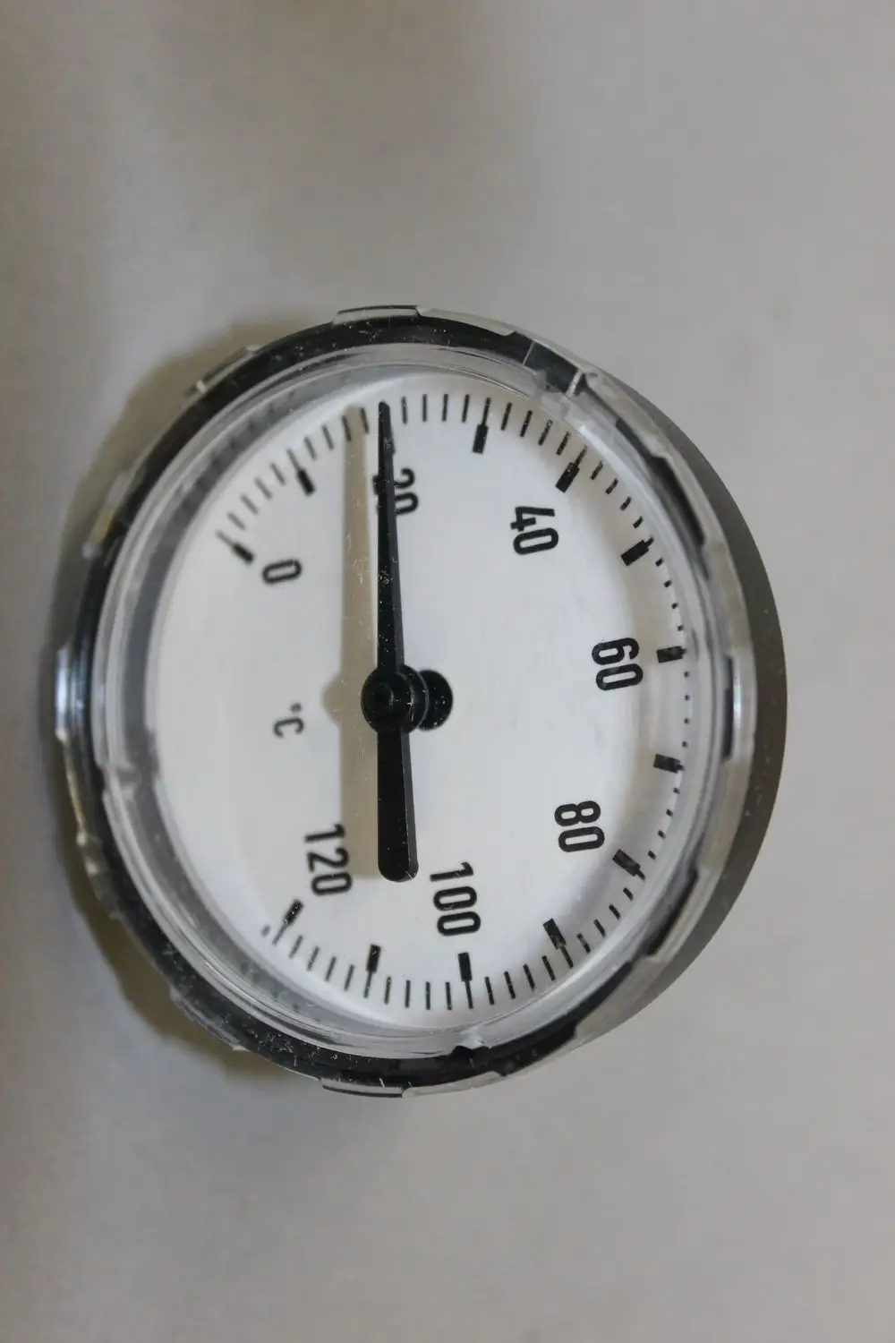 Brötje Thermometer mit weißem Zifferblatt und schwarzen Skalen, zeigt Temperaturen in Celsius an, Zeiger positioniert zwischen 20 und 30 Grad.
