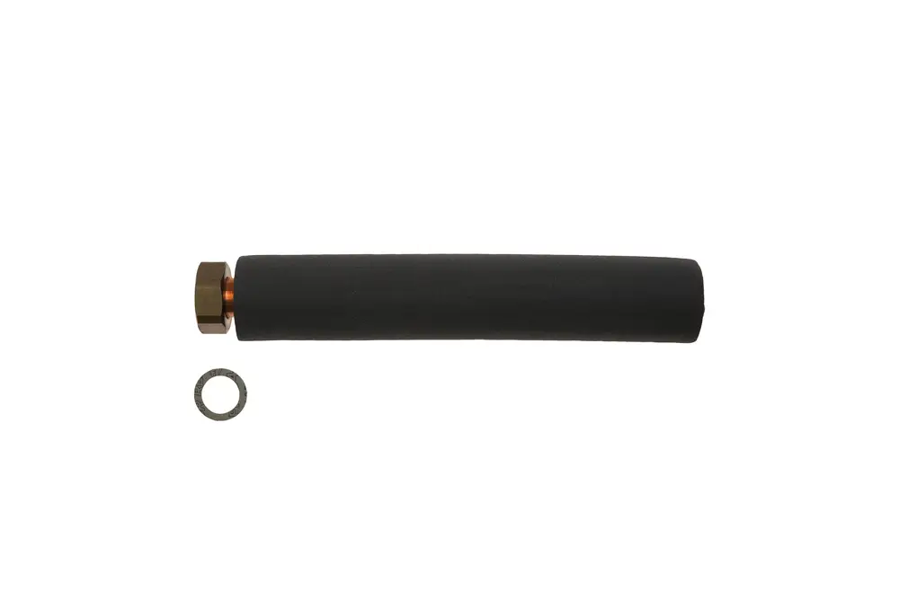 Schwarzes Rohr mit einer Kupferverbindung und einer kleinen metallenen Unterlegscheibe von Brötje. Das Produkt hat eine zylindrische Form und dient einer technischen Anwendung.
