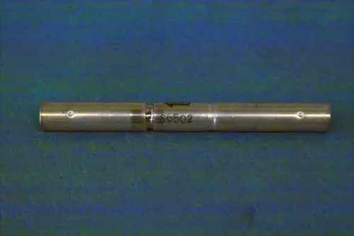 Brötje Ventil, zylindrische Metallkomponente mit mehreren Abschnitten und Markierungen, auf einer blauen Unterlage abgebildet.