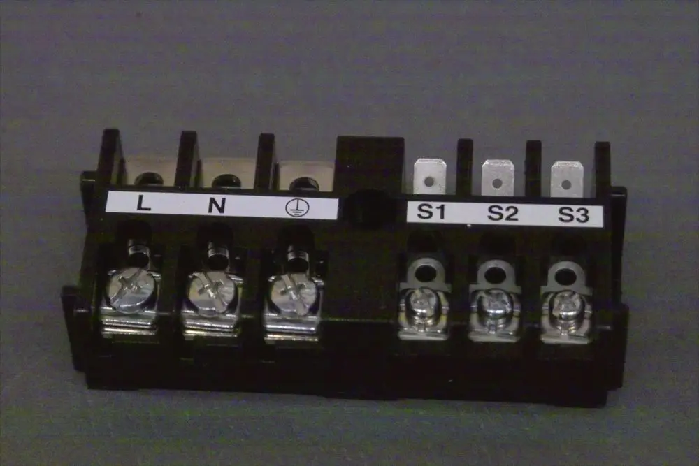 Anschlussklemmenleiste von Brötje mit Anschlüssen für L, N sowie S1, S2 und S3. Die Kontakte sind zur elektrischen Verbindung und Verdrahtung vorgesehen.