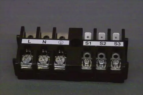 Anschlussklemmenleiste von Brötje mit Anschlüssen für L, N sowie S1, S2 und S3. Die Kontakte sind zur elektrischen Verbindung und Verdrahtung vorgesehen.
