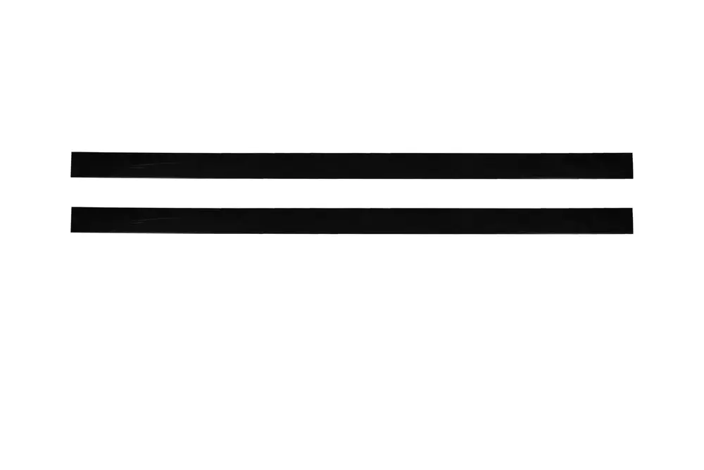 Zwei schwarze Kabelkanäle von Brötje, parallel angeordnet, auf hellem Hintergrund. Sie sind schmal und ohne Beschriftungen oder weitere Merkmale sichtbar.