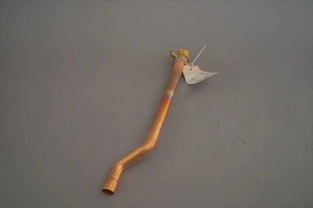Brötje Anschlussrohr in Kupferfarbe mit gebogenem Ende. Das Rohr hat eine befestigte Verbindung und ist für die Installation von Heizungsanlagen geeignet.