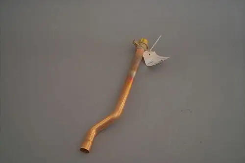 Brötje Anschlussrohr in Kupferfarbe mit gebogenem Ende. Das Rohr hat eine befestigte Verbindung und ist für die Installation von Heizungsanlagen geeignet.